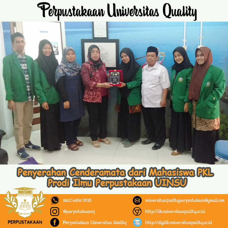 Penyerahan cenderamata dari mahasiswa Prodi Ilmu Perpustakaan UINSU kepada Universitas Quality 